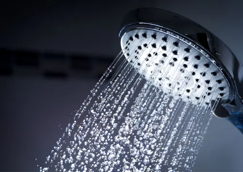 Wasser das aus einem Duschkopf fließt
